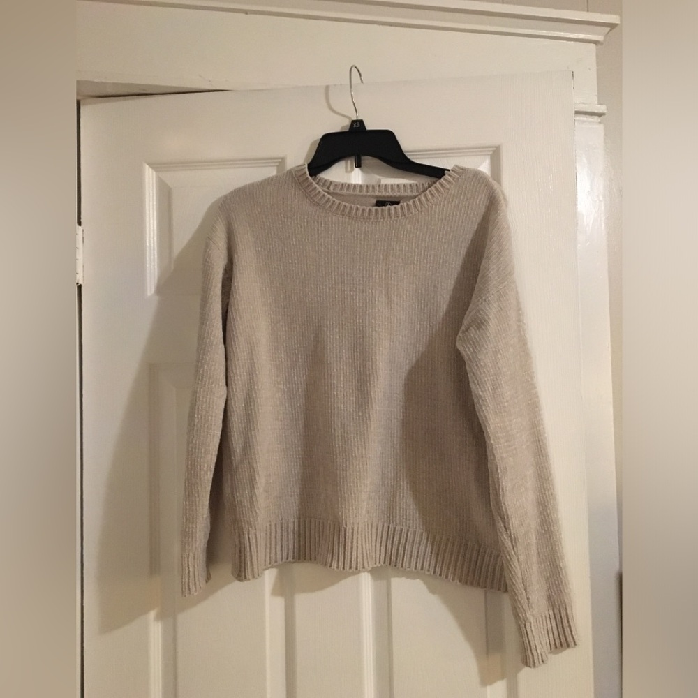 Volcom white sweater lived in lounge
